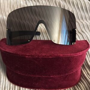 Authentic  Over Sized GG1631S 
Gucci sunglasses